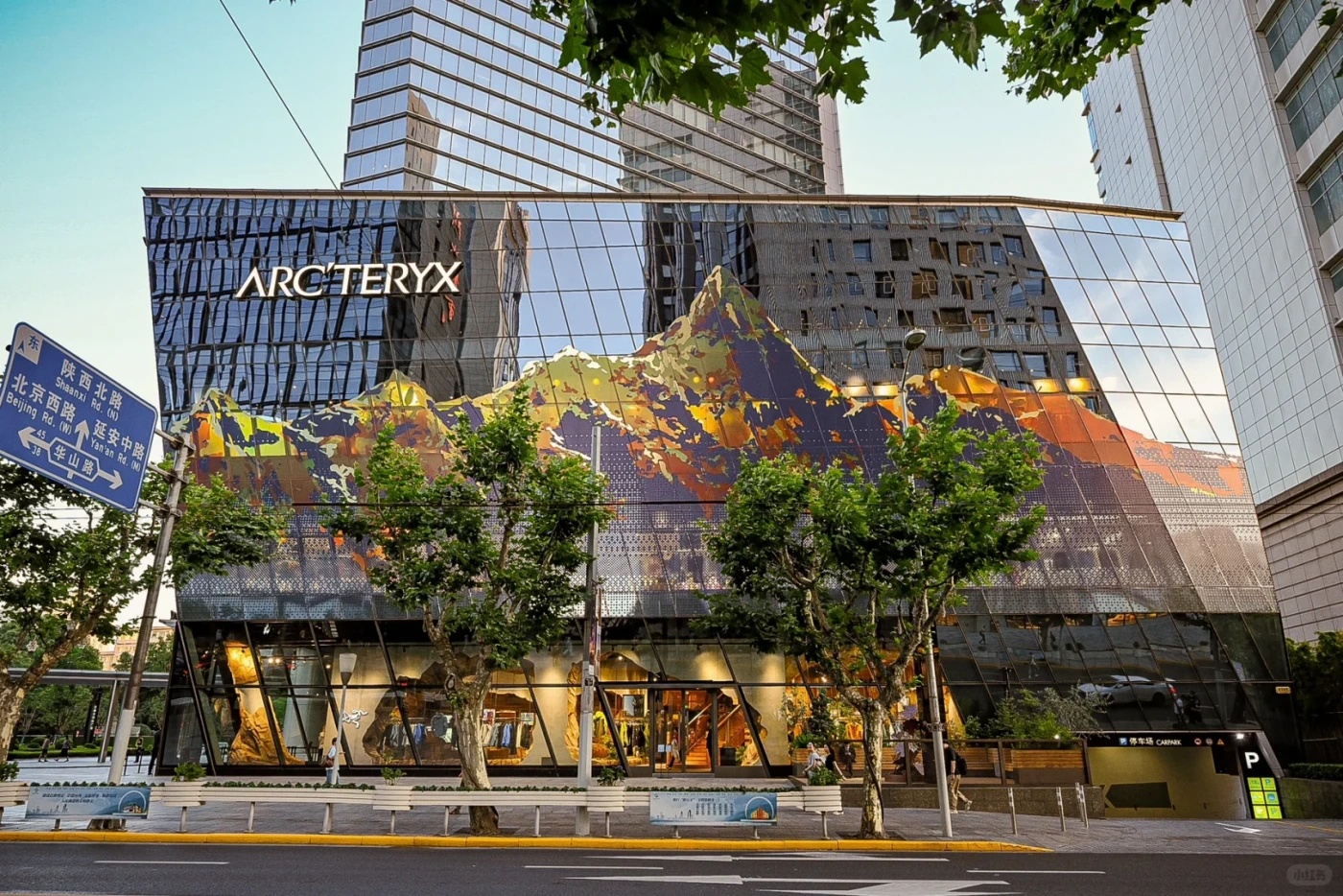 城市始祖鸟门店的玻璃外立面上呈现橙色与灰色山脉视觉